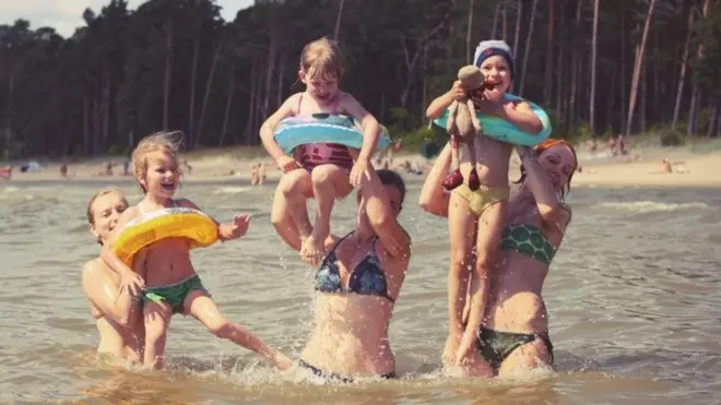 تشهد إستونيا طفرة مواليد ثالثة على نطاق ضيق، بفضل الحافز المالي الجديد الذي تحصل بموجبه العائلات على مبلغ أعلى عند الإنجاب للمرة الثالثة