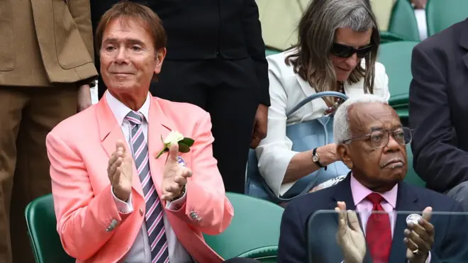 Клифф Ричард на трибуне Уимблдона