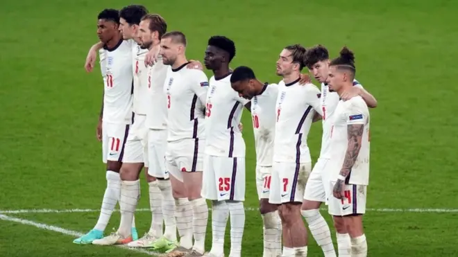 İngiltere'nin başkenti Londra'daki Wembley Stadyumu'nda İngiltere-İtalya arasında oynanan EURO 2020 final maçında İtalya İngiltere'yi penaltılarda yenmiş; penaltıları kaçıran İngiliz futbolcular Jadon Sancho, Marcus Rashford ve Bukayo Saka'ya sosyal medyada ırkçı saldırılar gerçekleşmişti.