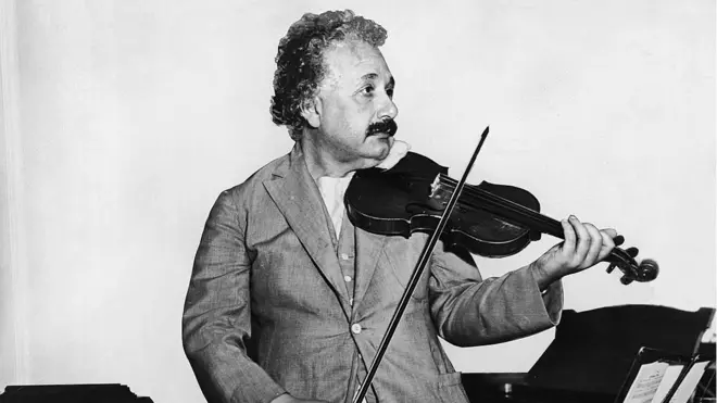 Selain menguasai ilmu alam, Einstein juga pandai memainkan biola.