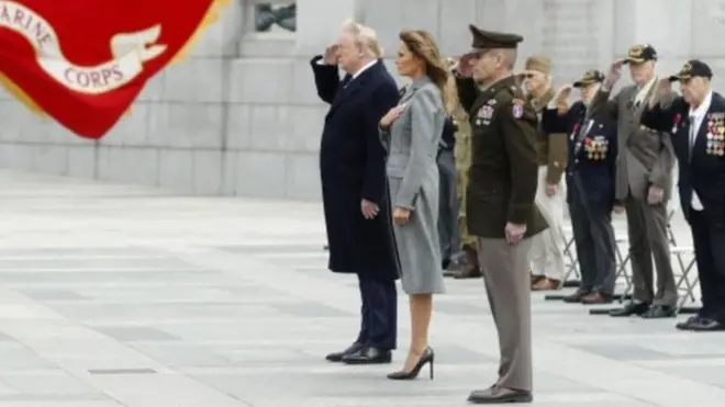 Дональд Трамп во время возложения венка