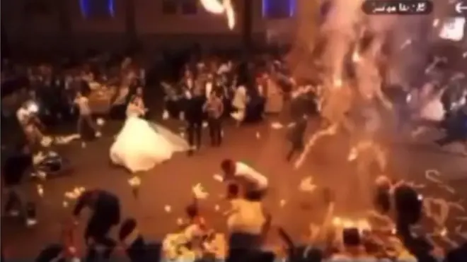 Trenutak kada je zapaljen plafon počeo da pada po sali za venčavanje