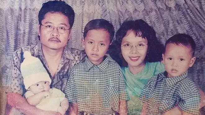 Garil, bersama bapak, ibu dan dua adiknya.