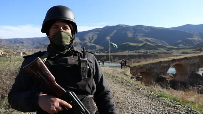 İşğaldan azad edilmiş tarixi Xudafərin körpüsü yaxınlığında xidmət aparan polis əməkdaşı