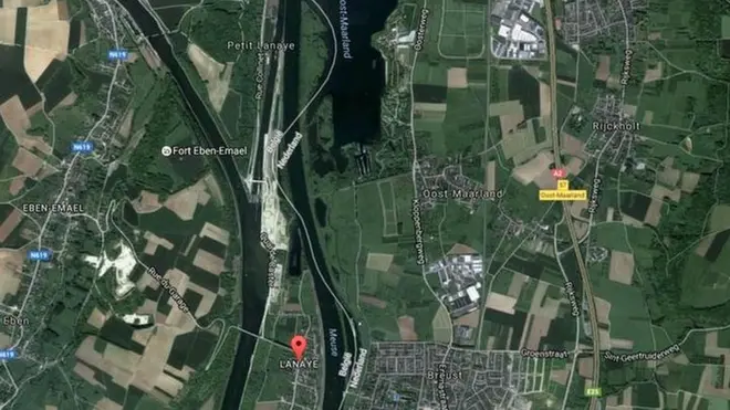 La línea blanca muestra la frontera original que dividía a Bélgica (izq) y Holanda (der) a lo largo del rio Mosa.