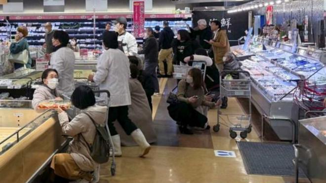 日本石川地震發生時，在超市購物的民眾就地躲避