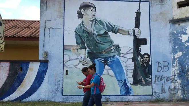 La foto de "el hombre de la molotov" ha sido reproducida incontables veces, como en este mural en Somoto, Nicaragua, donde vive su protagonista.