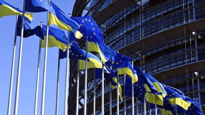 Cờ của Liên minh châu Âu và Ukraine bên ngoài Nghị viện châu Âu ở Strasbourg, Pháp cho thấy sự ủng hộ của EU với Ukraine