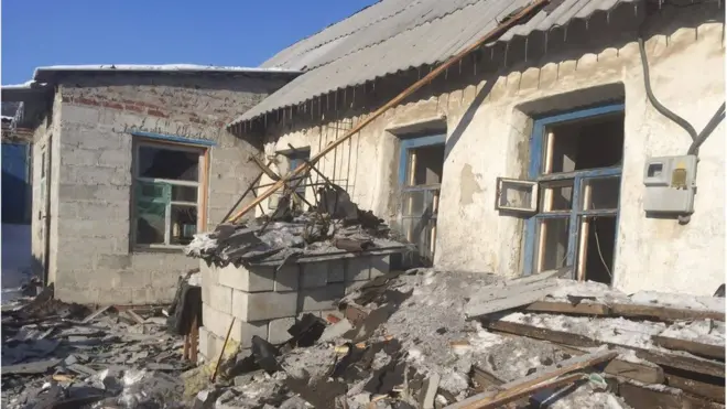 В руїнах будинків після обстрілу знайшли тіло жінки