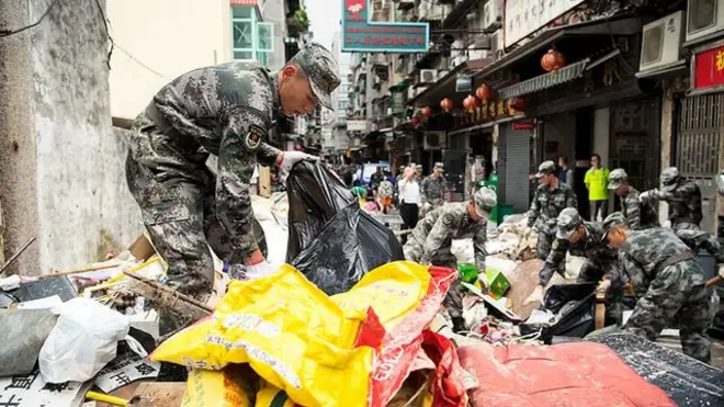 中国军队在澳门参与救援行动