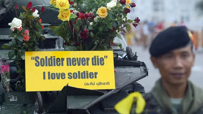 ประชาชนจำนวนหนึ่งออกไปให้กำลังใจทหารที่เคลื่อนรถถังออกมาโค่นล้มรัฐบาลทักษิณ ชินวัตร ปี 2549