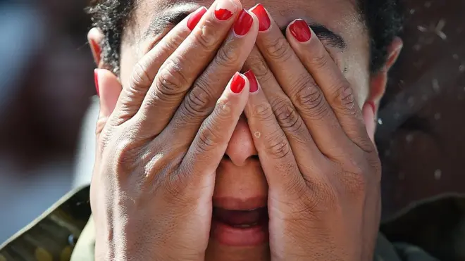 женщина закрыла лицо руками