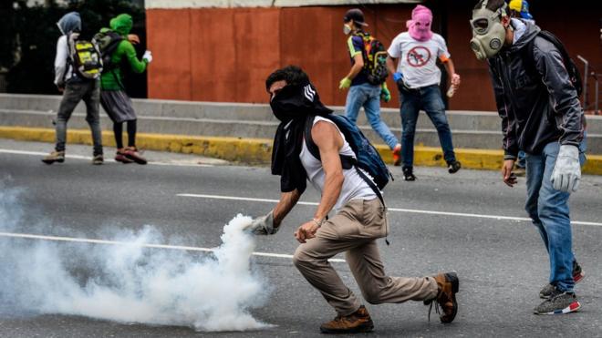 Manifestantes con gases y máscaras.