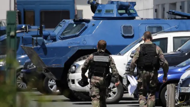 قوات أمن ومركبات مدرعة