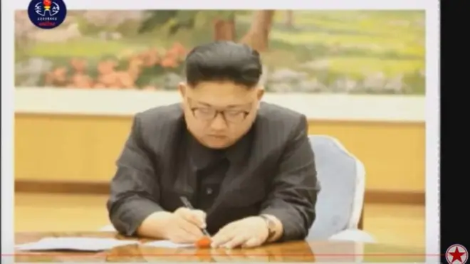 Телебачення КНДР продемонструвало кадри, на яких лідер країни Кім Чен Ин підписує наказ щодо проведення ядерних випробувань