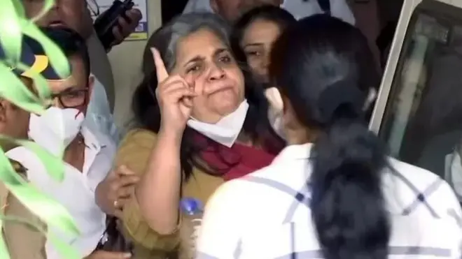 అహ్మదాబాద్ సివిల్ ఆసుపత్రి బయట తీస్తా సెతల్వాద్