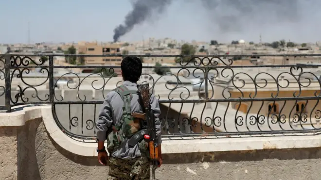 SDG savaşçısı Rakka'ya bakıyor