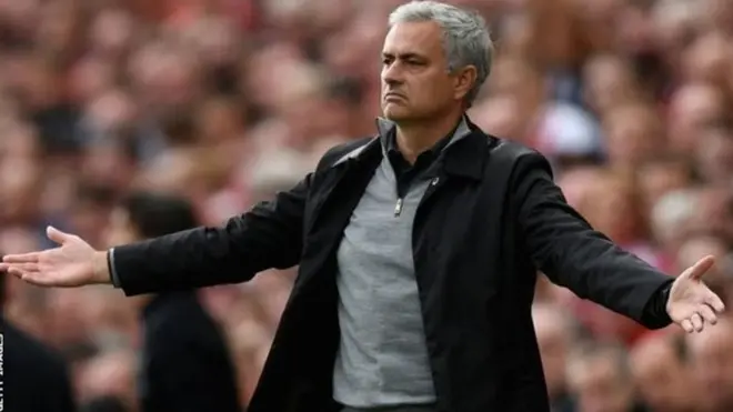 Mkufunzi wa Manchester United Jose Mourinho amekana uvumi unaoenea kwamba huenda akahamia PSG.