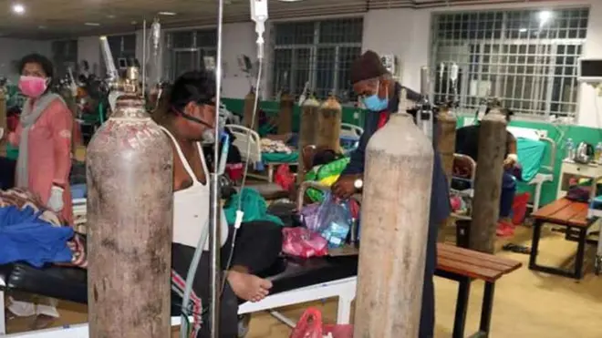अस्पतालमा अक्सिजन सिलिन्डर
