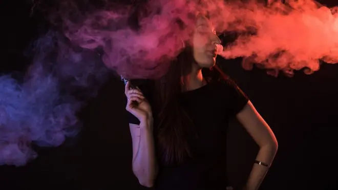 يتزايد إقبال الشباب في العالم العربيعلى السجائر الإلكترونية وذلك رغم القوانين التي تحظر بيعها لمن هم دون الـ 18