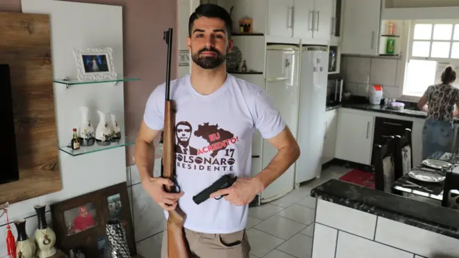 El brasileño Elton Nascimento exhibe sus pasiones en su casa de Treze de Maio.