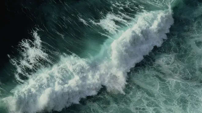 布朗噪音通常被比作自然界中的聲音，如下雨和海浪