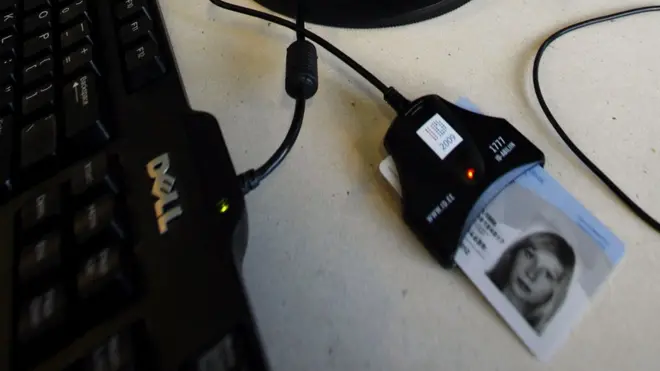 Карточка-удостоверение с чипом, кардридер, специальная программа - все, что нужно эстонскому избирателю, чтобы голосовать на выборах с личного компьютера