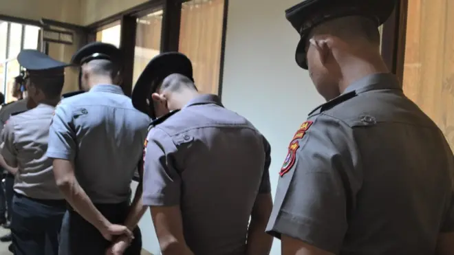 Lima polisi memasuki ruang sidang bidang Propam di Polda Sulawesi Tenggara, Kendari, Kamis (17/10). Bidang Propam Polda Sulawesi Tenggara menggelar sidang disiplin terhadap lima anggota polisi yang diduga melanggar Standar Operasional Pengamanan (SOP) saat mengawal aksi unjuk rasa mahasiswa yang berujung tewasnya dua mahasiswa di Kendari, Sulawesi Tenggara pada Kamis (26/9) lalu.