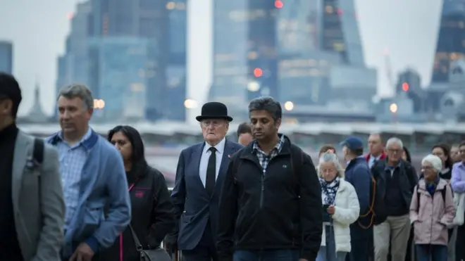 여왕의 장례식을 나흘 앞둔 15일(현지시간) 추모 인파가 대거 몰리면서 맨 앞 웨스트민스터 홀에서 시작한 대기 행렬은 템스강을 따라 타워 브리지까지 거의 7km에 이른다