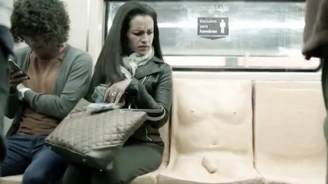 "сиденье с пенисом" в метро