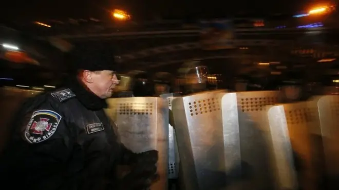 Бійці внутрішніх військ стоять в очіпленні на Інститутській, грудень 2013