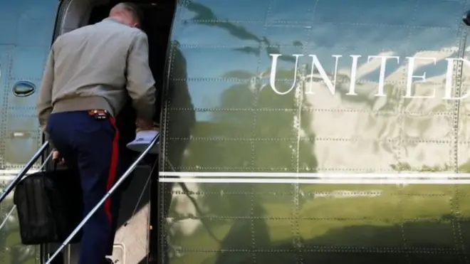 عسكري يحمل "كرة القدم" على متن طائرة الرئيس