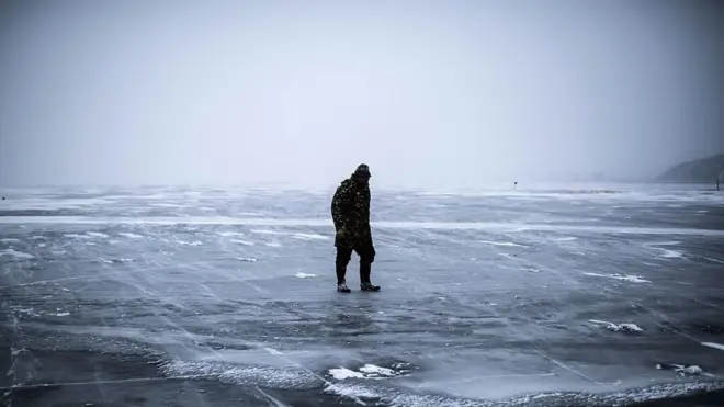 чоловік іде по льоду