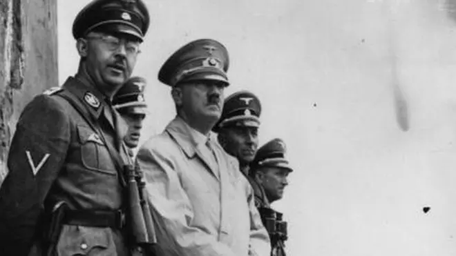 Himmler (premier à partir de la droite) et Hitler croyaient tous deux à la théorie de la supériorité de la race aryenne