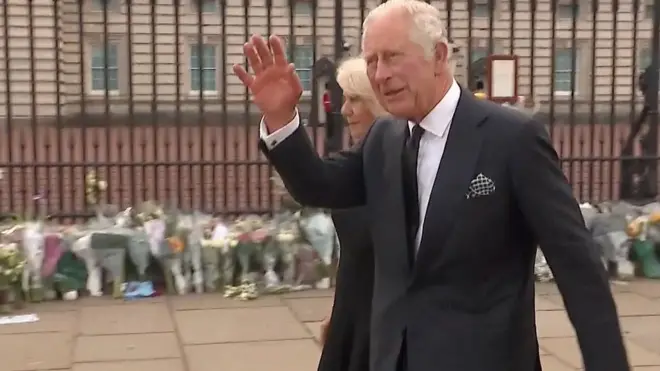 Король Карл III прибыл в Букингемский дворец.