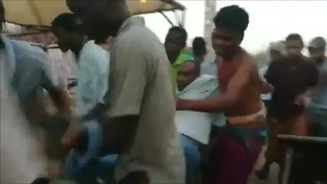 بدأت قوات أمن سودانية محاولة اقتحام مقر الاعتصام أمام مبنى وزارة الدفاع في العاصمة الخرطوم في وقت مبكر من صباح الاثنين.