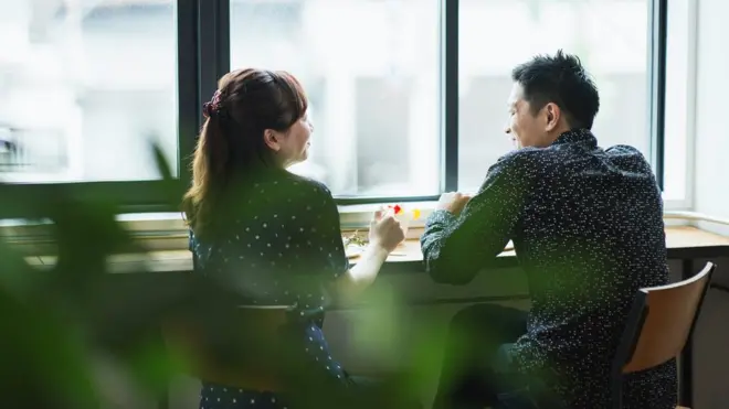 जापान सरकार उम्मीद कर रही है कि तकनीक कपल्स को मिलवाने में मदद करेगी