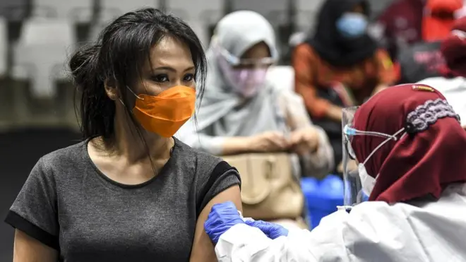 Sejumlah tenaga kesehatan mengikuti vaksinasi dosis pertama vaksin COVID-19 Sinovac di Istora Senayan, Jakarta, Kamis (4/2/2021)