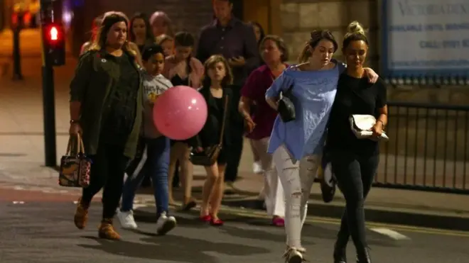 ناجون يهربون من مكان الهجوم