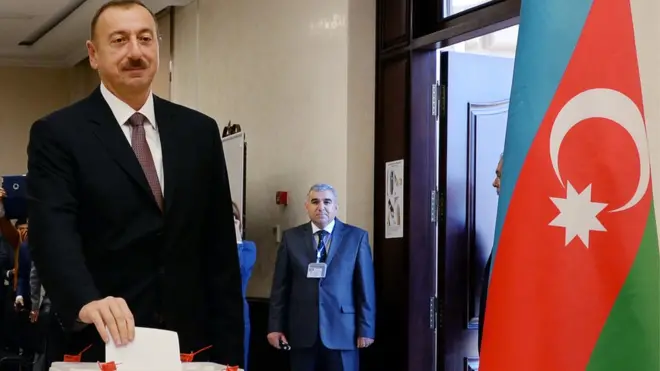 Prezident İlham Əliyev 2013-cü il prezident seçkisində səs verir