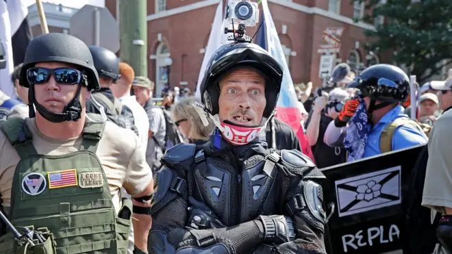 Irkçı gruptaki bazı kişiler silah taşıdı