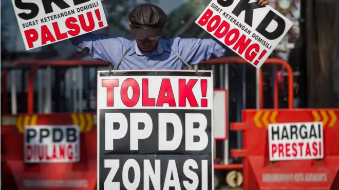 Seorang pria melakukan aksi unjuk rasa menolak sistem zonasi Penerimaan Peserta Didik Baru (PPDB) di Solo, Jawa Tengah, Selasa (02/07)