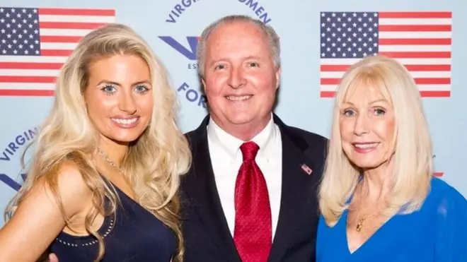 Джеймс Монтфорт Третий (в центре) говорит, что всегда будет поддерживать президента