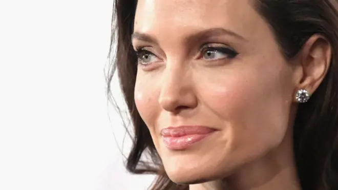 Джолі видалила собі груди, яєчники та маткові труби через високий ризик виникнення раку