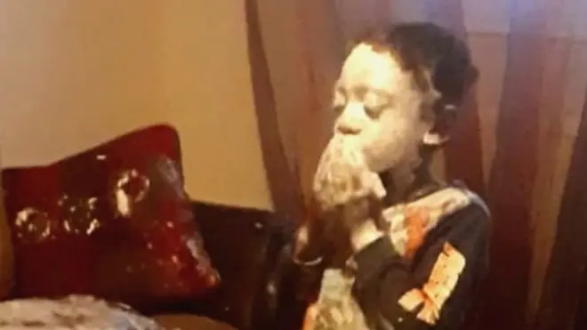 Leon, un niño inglés de 4 años, le pidió a su madre que le pintara la cara de blanco "porque no quería ser negro".
