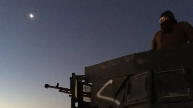 عراقی افواج نے موصل شہر کے مغربی حصے کو دولتِ اسلامیہ سے چھڑوانے کے لیے اتوار کو کارروائی کا آغاز کیا تھا