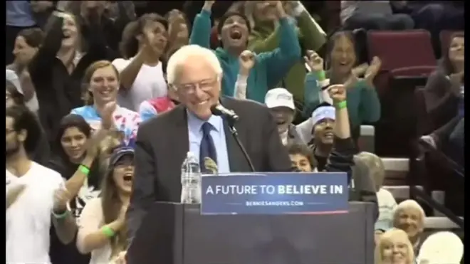 演説中のサンダース議員、目の前に小鳥が