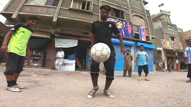 کراچی کا علاقہ لیاری وہ واحد جگہ ہے جہاں کھیل کے لیے ان کا جذبہ ہر چیز پر سبقت لے جاتا ہے، پھر چاہے یہ سبقت یہاں کے عوام کی سیاسی وابستگی پر ہی کیوں نہ ہو۔