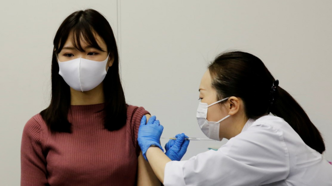 Japanese woman has a Covid vaccine