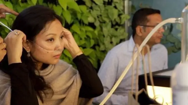 فضائی آلودگی کے شکار دہلی میں اب کچھ لوگوں نے تازہ ہوا کی تلاش میں ایک ’آکسیجن بار‘ کا رخ کرنا شروع کر دیا ہے۔